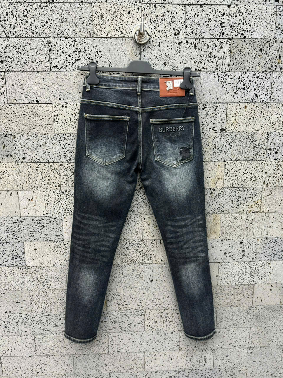 Quần Jean Burberry BBR Đen bạc logo chữ dập nổi túi sau Like Auth NV