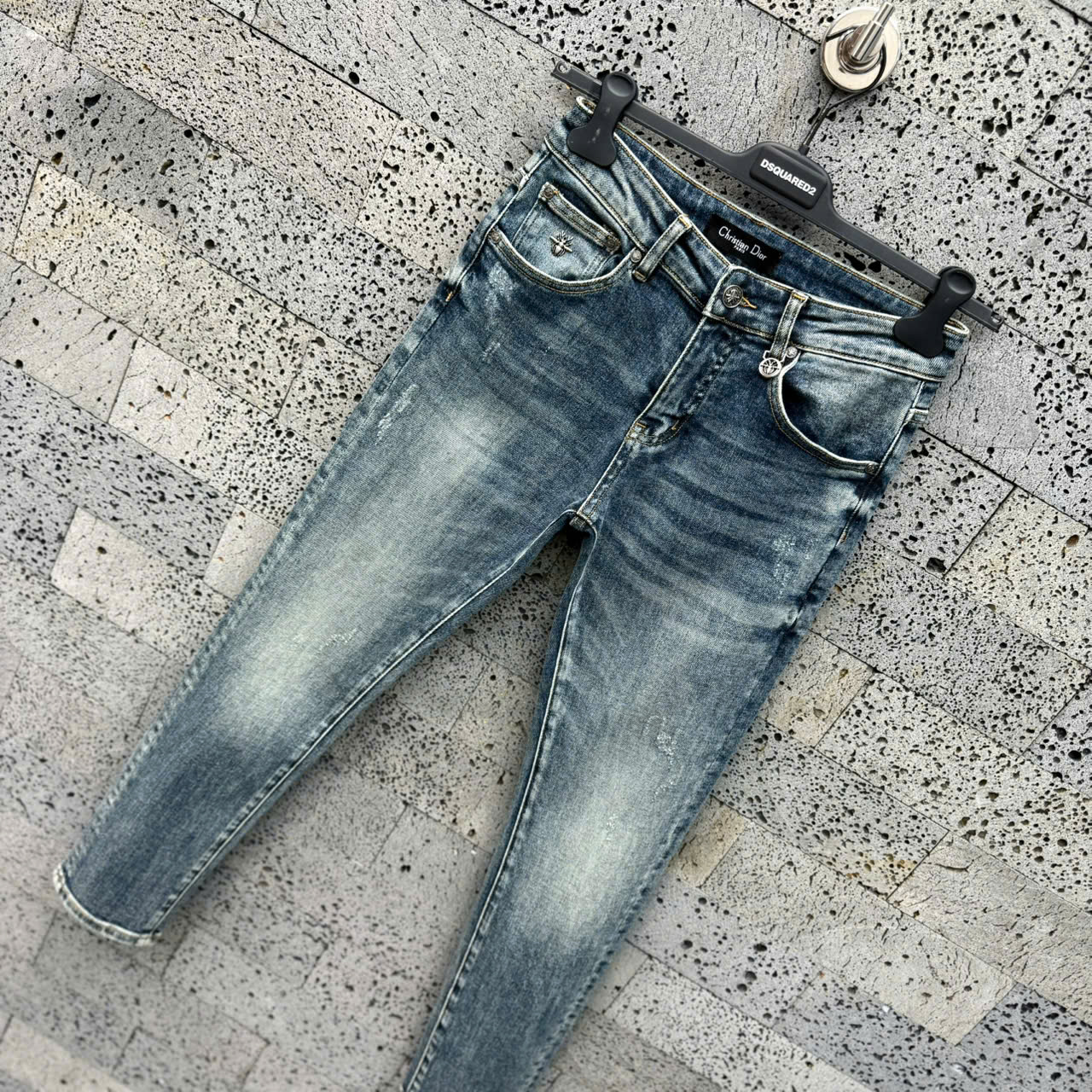 Quần Jean Dior CD Xanh bạc rách xước họa tiết thêu nổi túi sau Like Auth NV