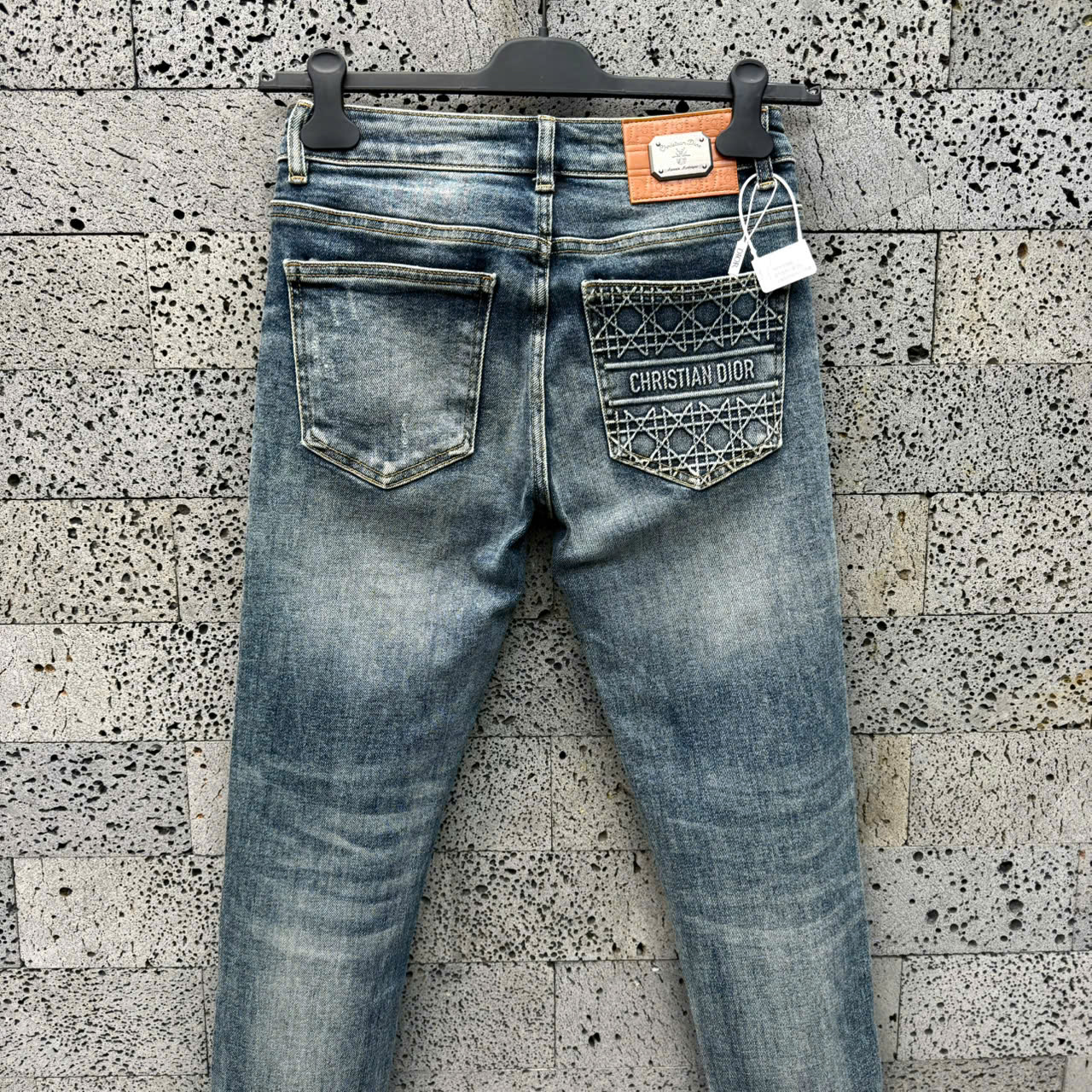 Quần Jean Dior CD Xanh bạc rách xước họa tiết thêu nổi túi sau Like Auth NV
