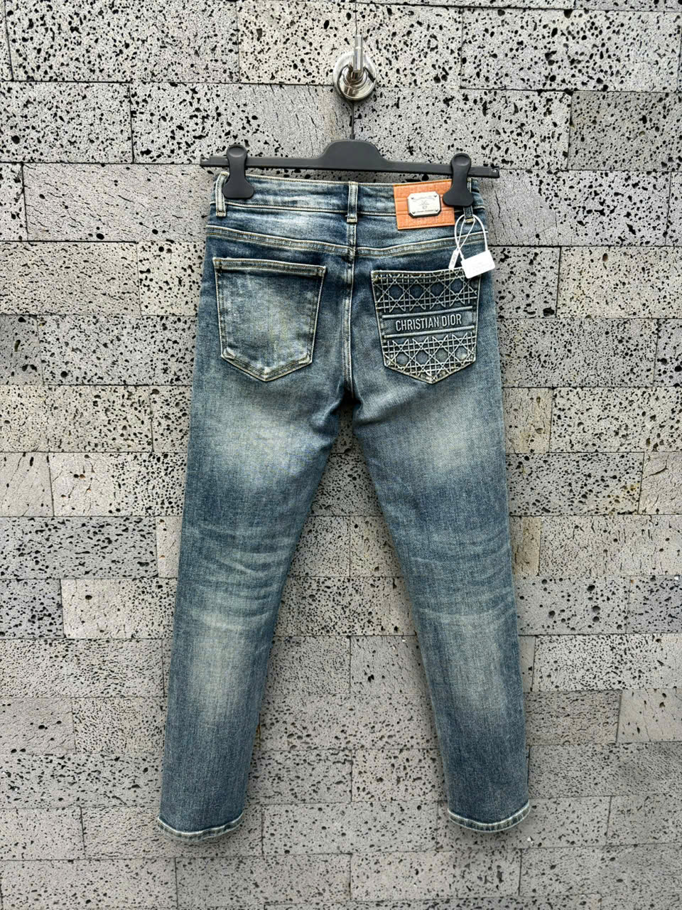 Quần Jean Dior CD Xanh bạc rách xước họa tiết thêu nổi túi sau Like Auth NV