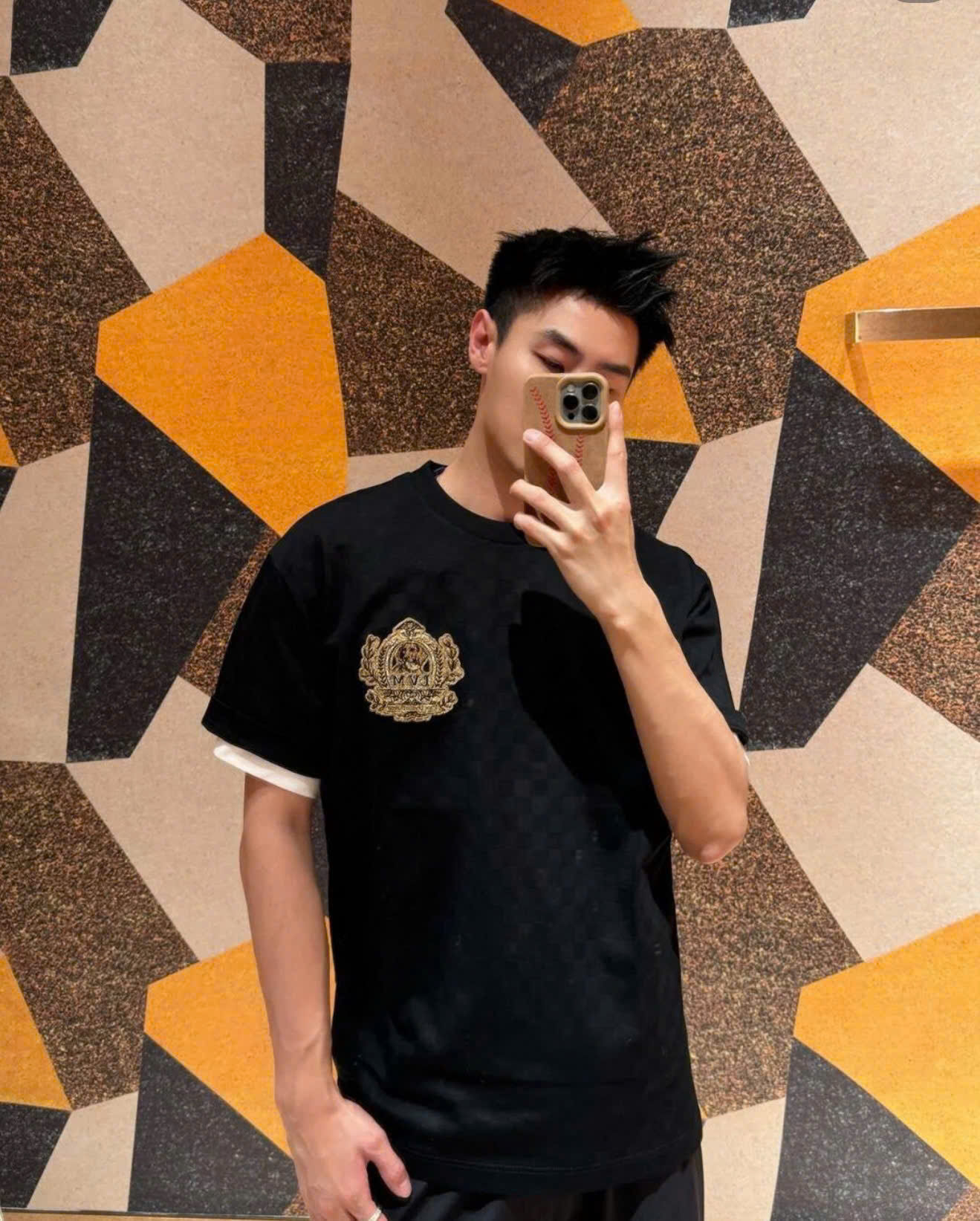 Áo phông T-shirt len Louis Vuitton LV Đen tag logo huy hiệu cún thêu ngực Like Auth on web NV