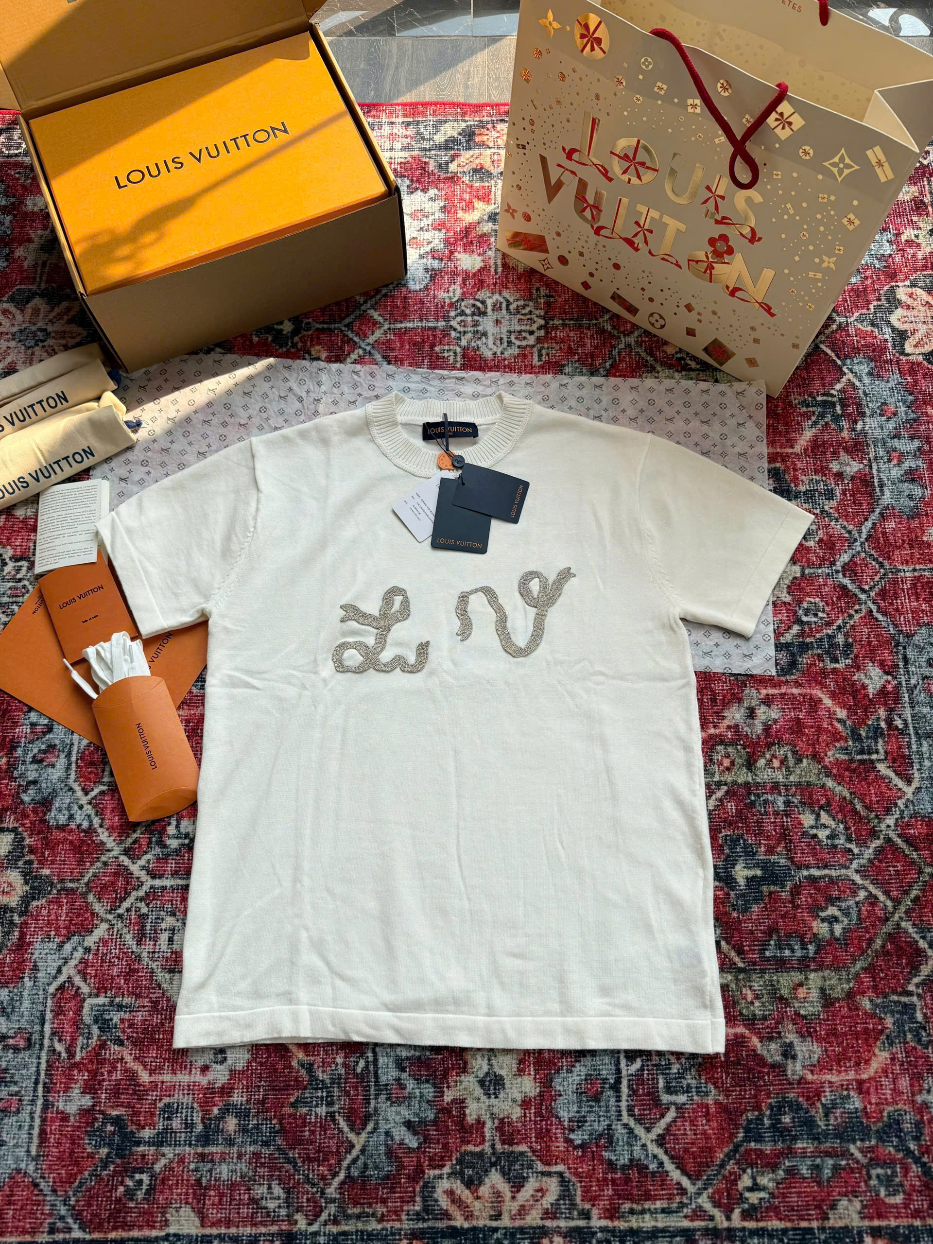 Áo phông T-shirt len Louis Vuitton LV Trắng logo Lv thêu ngực Like Auth on web NV