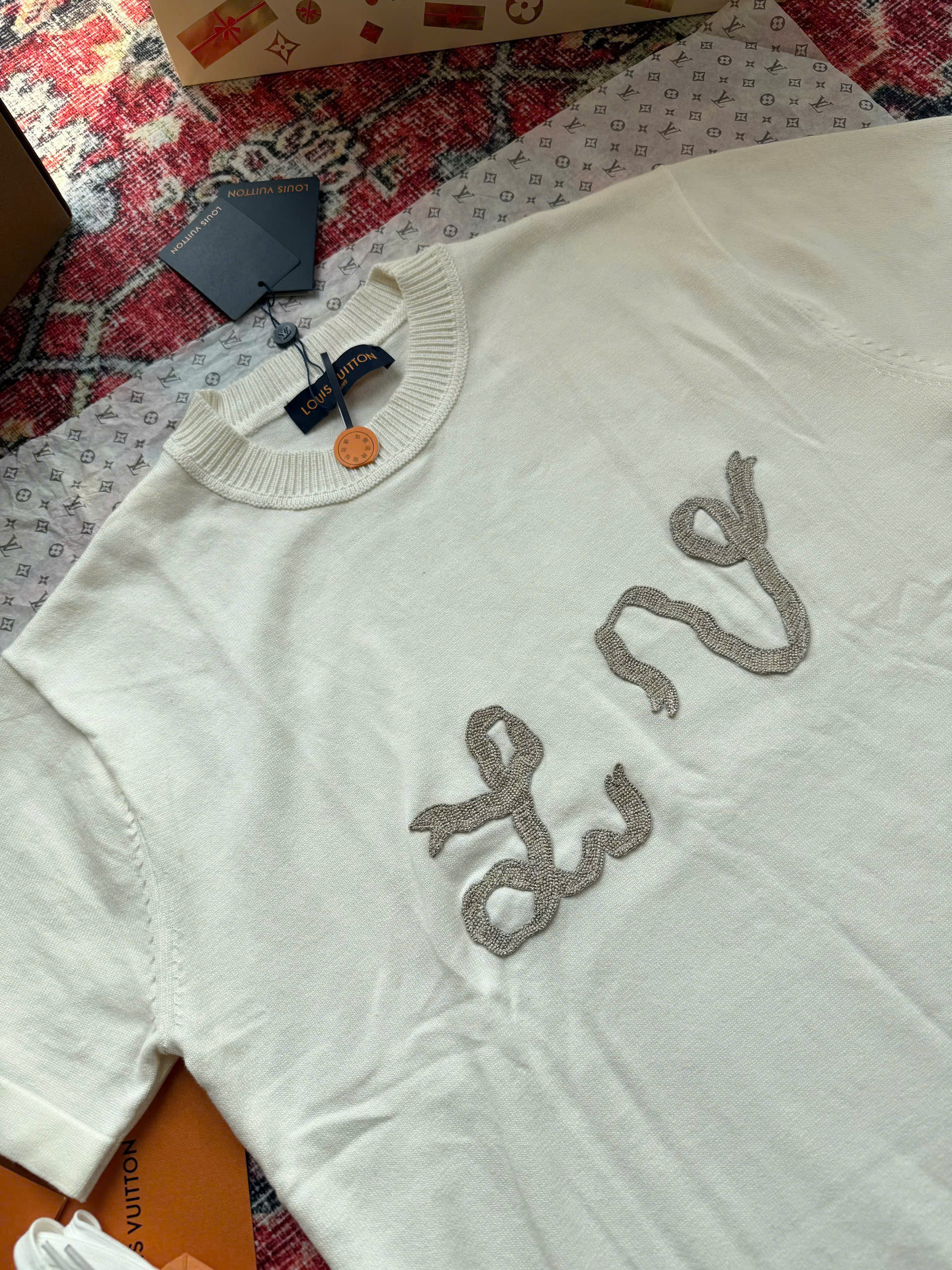Áo phông T-shirt len Louis Vuitton LV Trắng logo Lv thêu ngực Like Auth on web NV