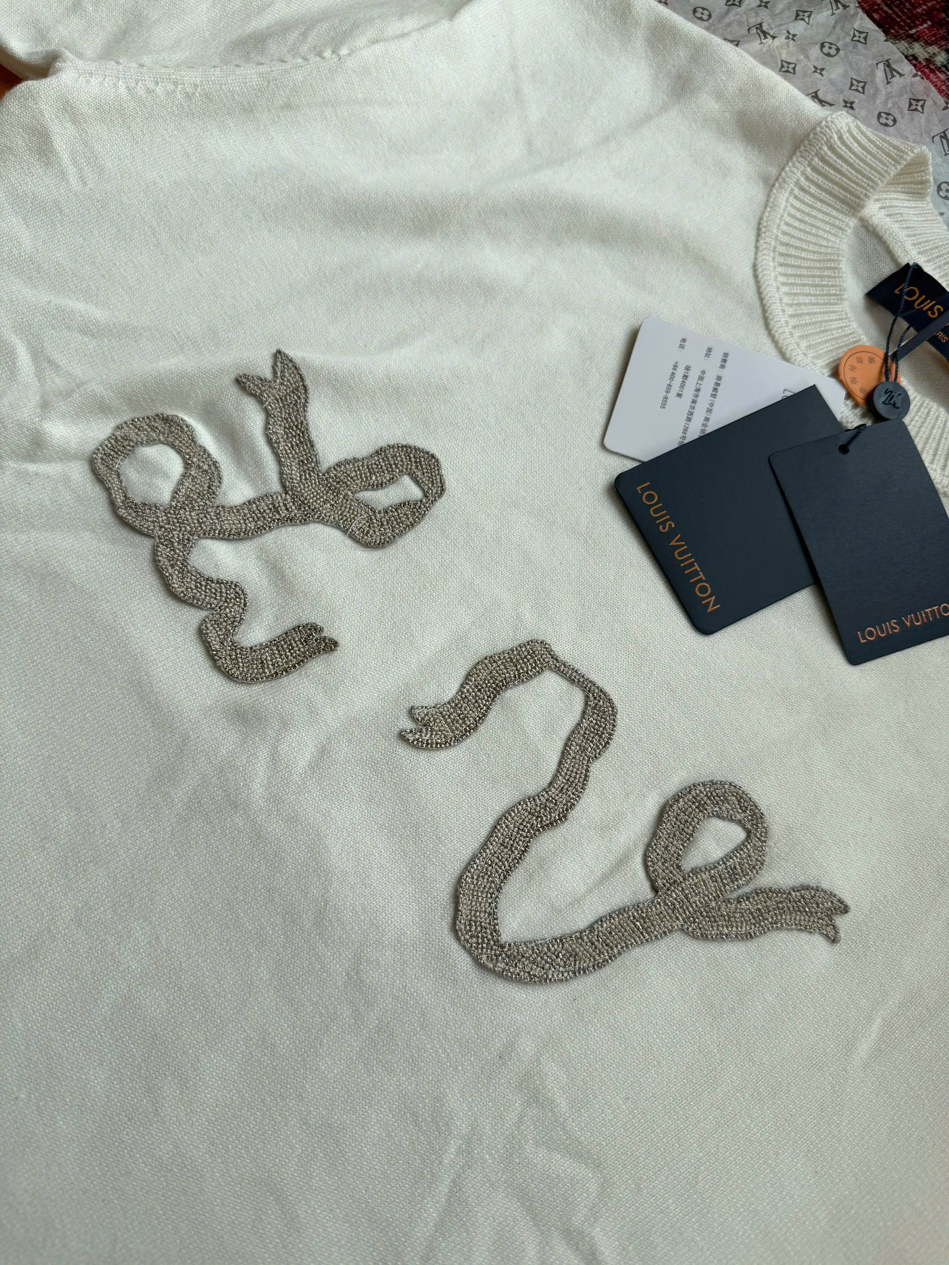 Áo phông T-shirt len Louis Vuitton LV Trắng logo Lv thêu ngực Like Auth on web NV