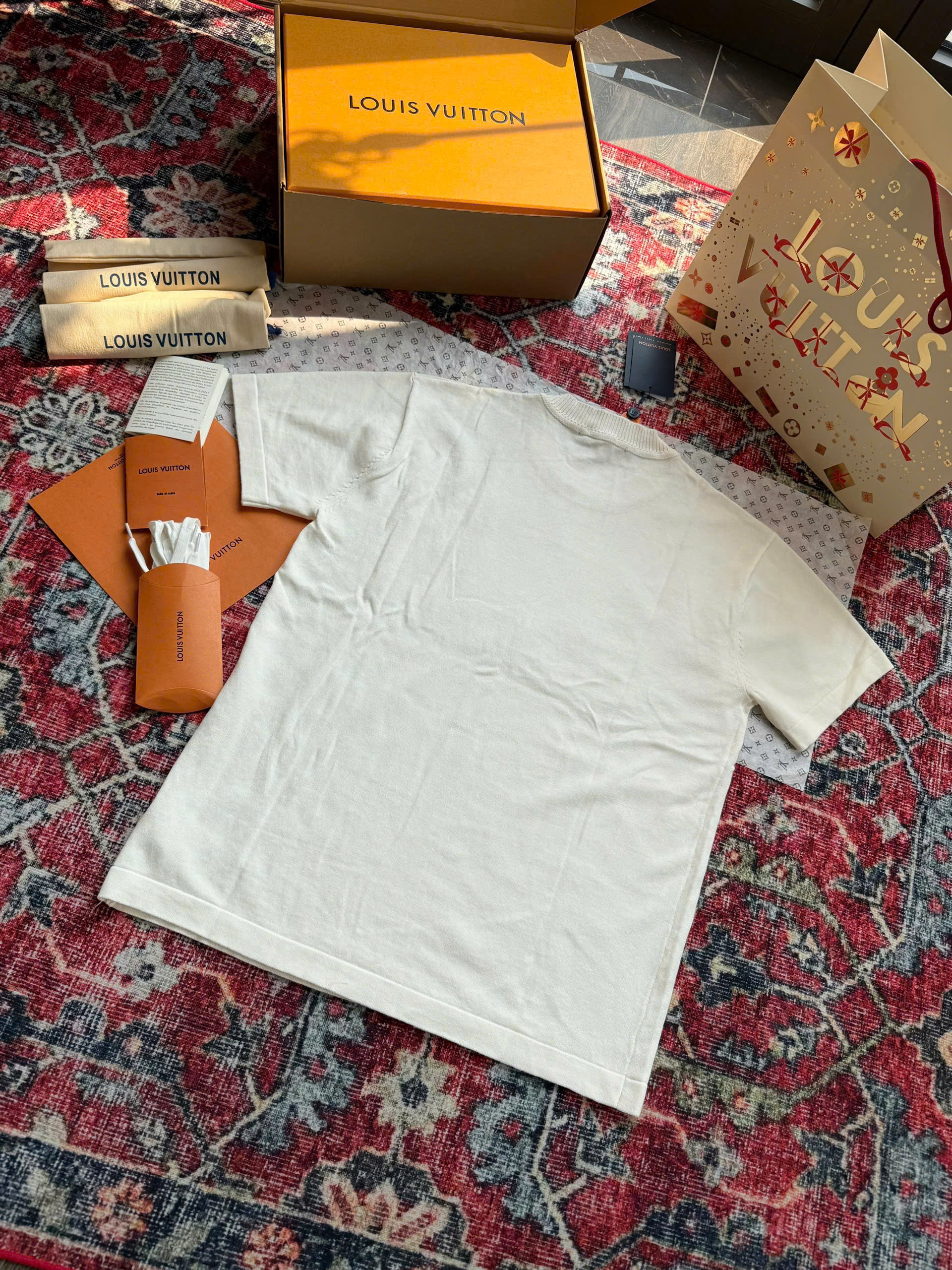 Áo phông T-shirt len Louis Vuitton LV Trắng logo Lv thêu ngực Like Auth on web NV