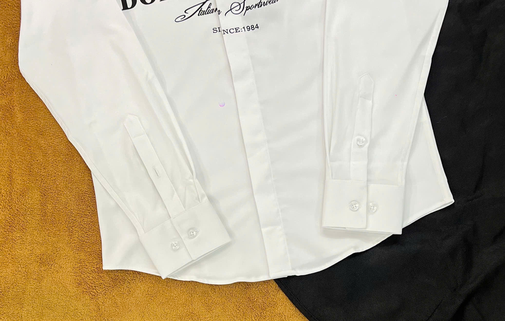Áo sơ mi dài tay Dolce Gabbana Trắng phối cổ Đen kẻ sọc họa tiết chữ logo ngực Like Auth on web NV
