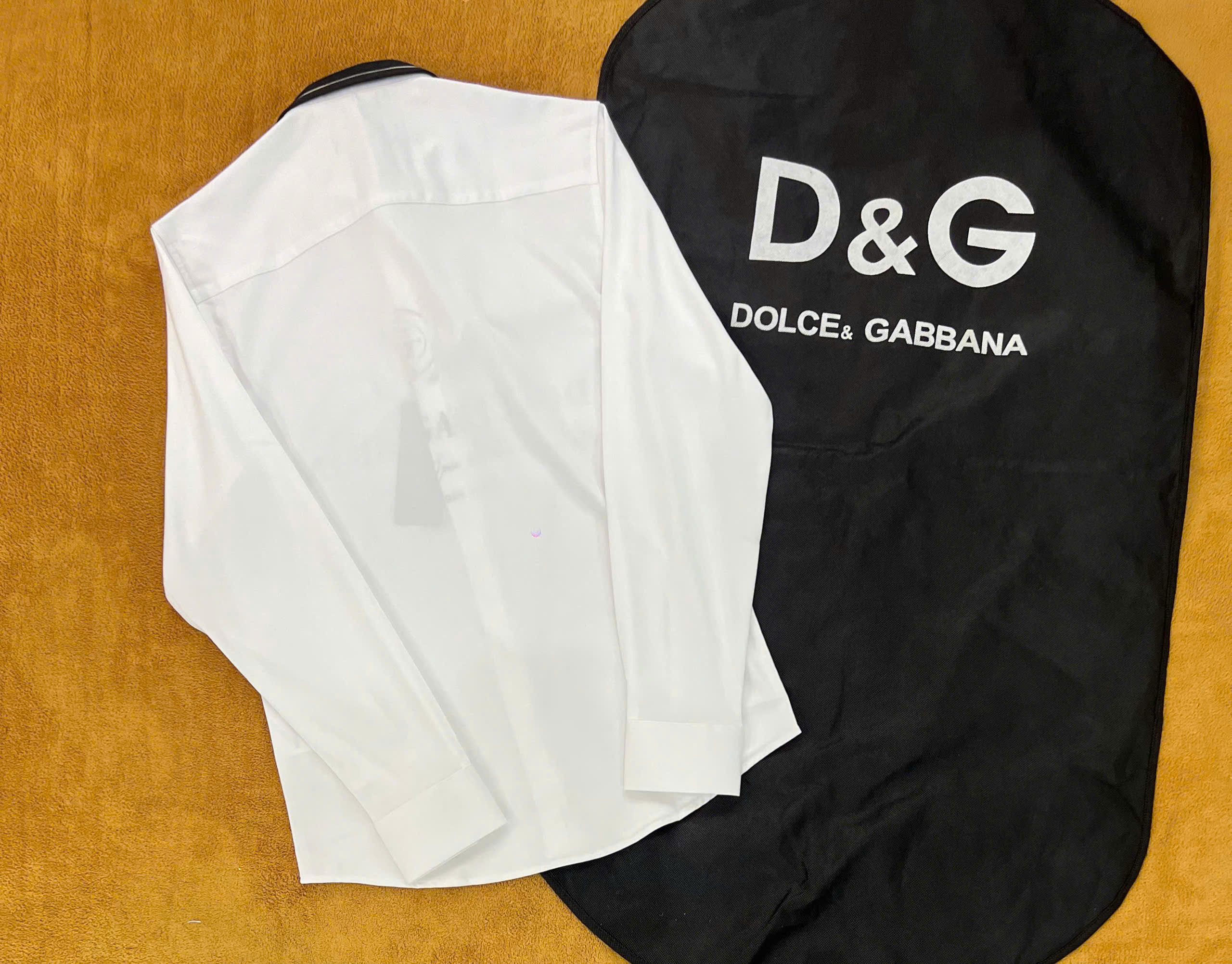 Áo sơ mi dài tay Dolce Gabbana Trắng phối cổ Đen kẻ sọc họa tiết chữ logo ngực Like Auth on web NV