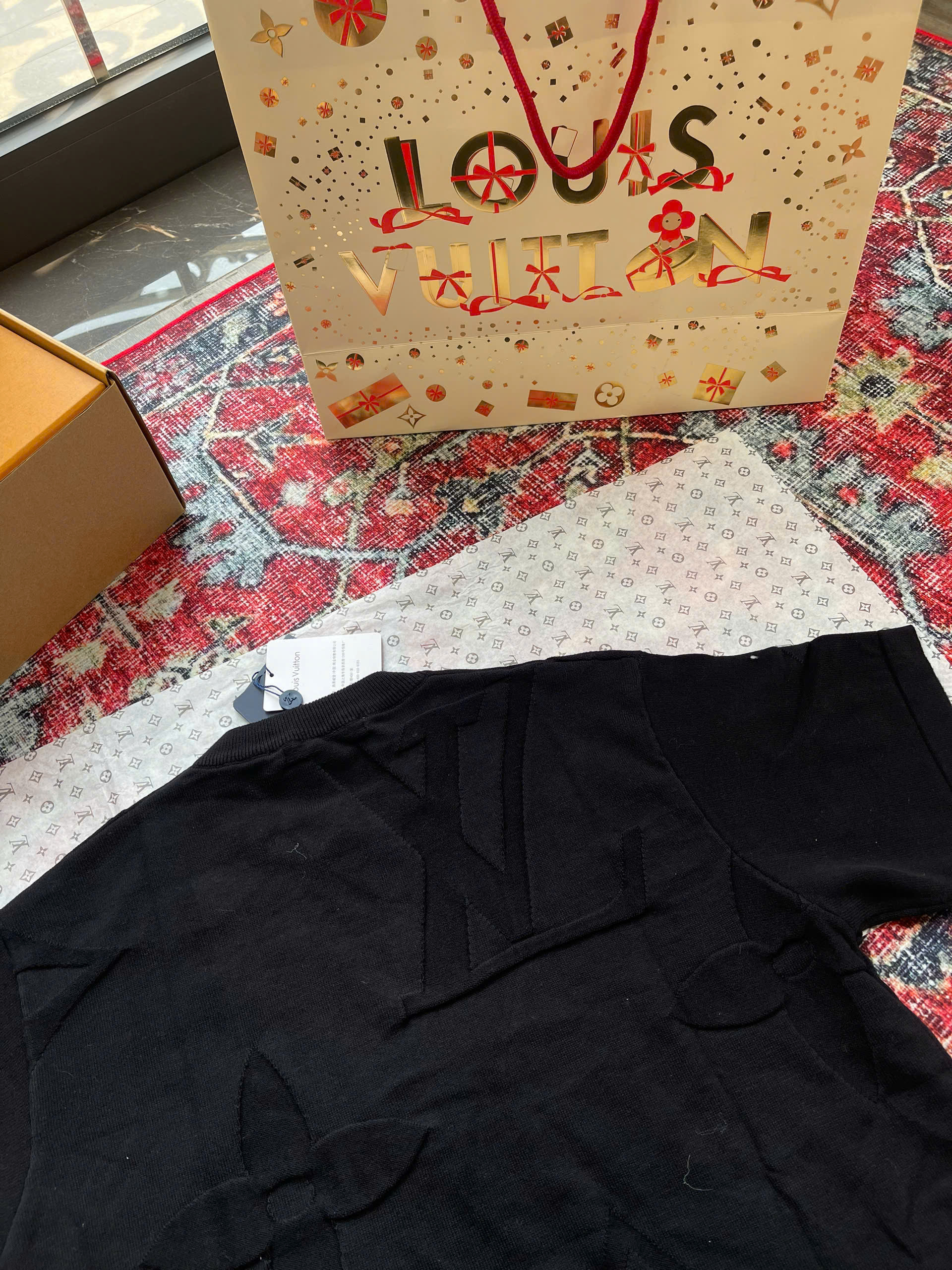 Áo phông T-shirt len Louis Vuitton LV Đen họa tiết hoa vân logo LV dập chìm Like Auth on web NV