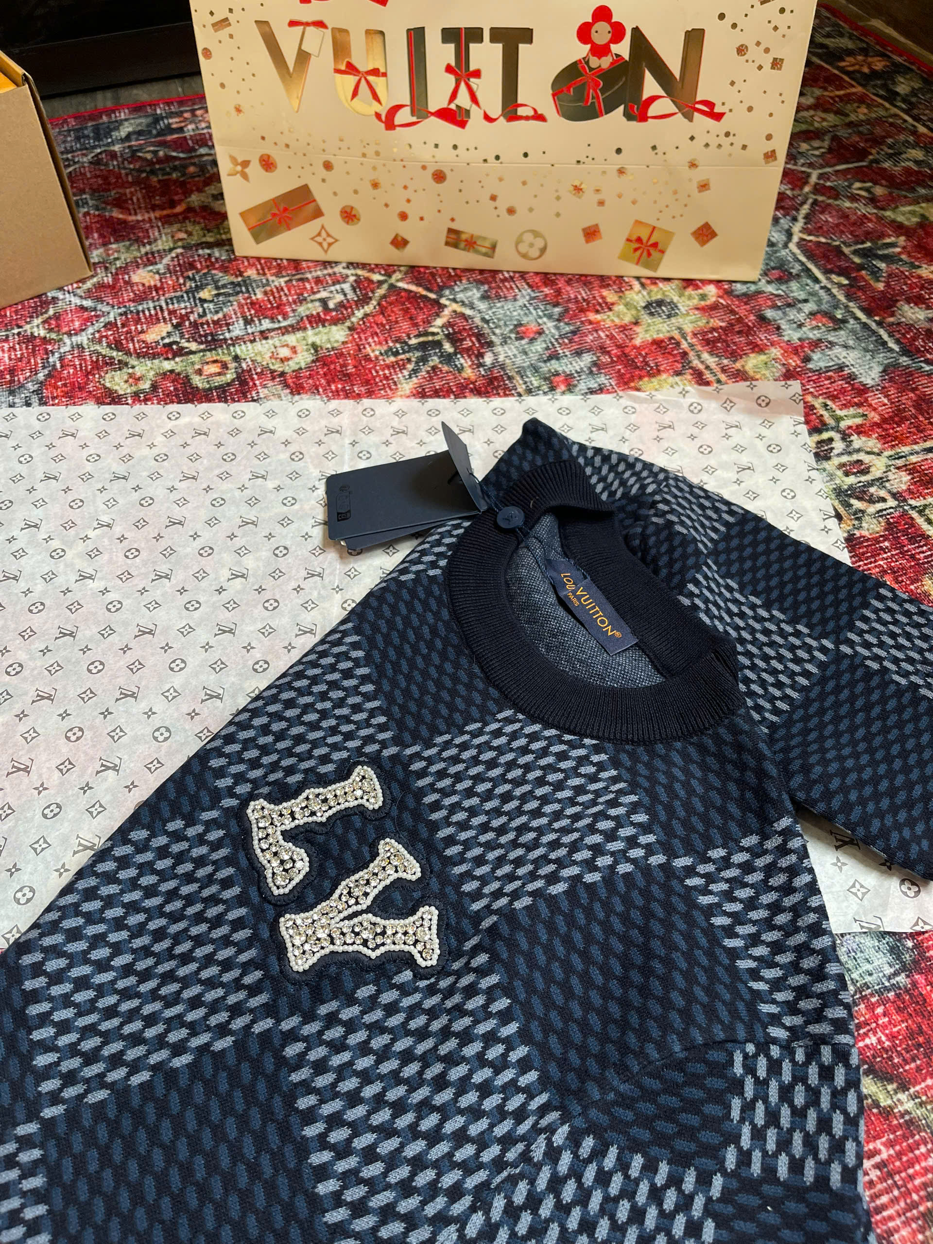 Áo phông T-shirt len Louis Vuitton LV Xanh than ô caro logo LV đính đá thêu ngực Like Auth on web NV