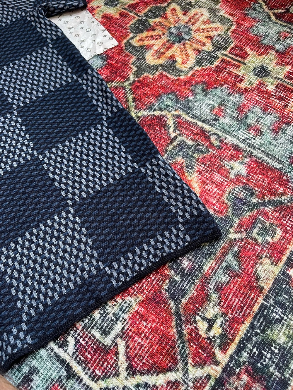 Áo phông T-shirt len Louis Vuitton LV Xanh than ô caro logo LV đính đá thêu ngực Like Auth on web NV