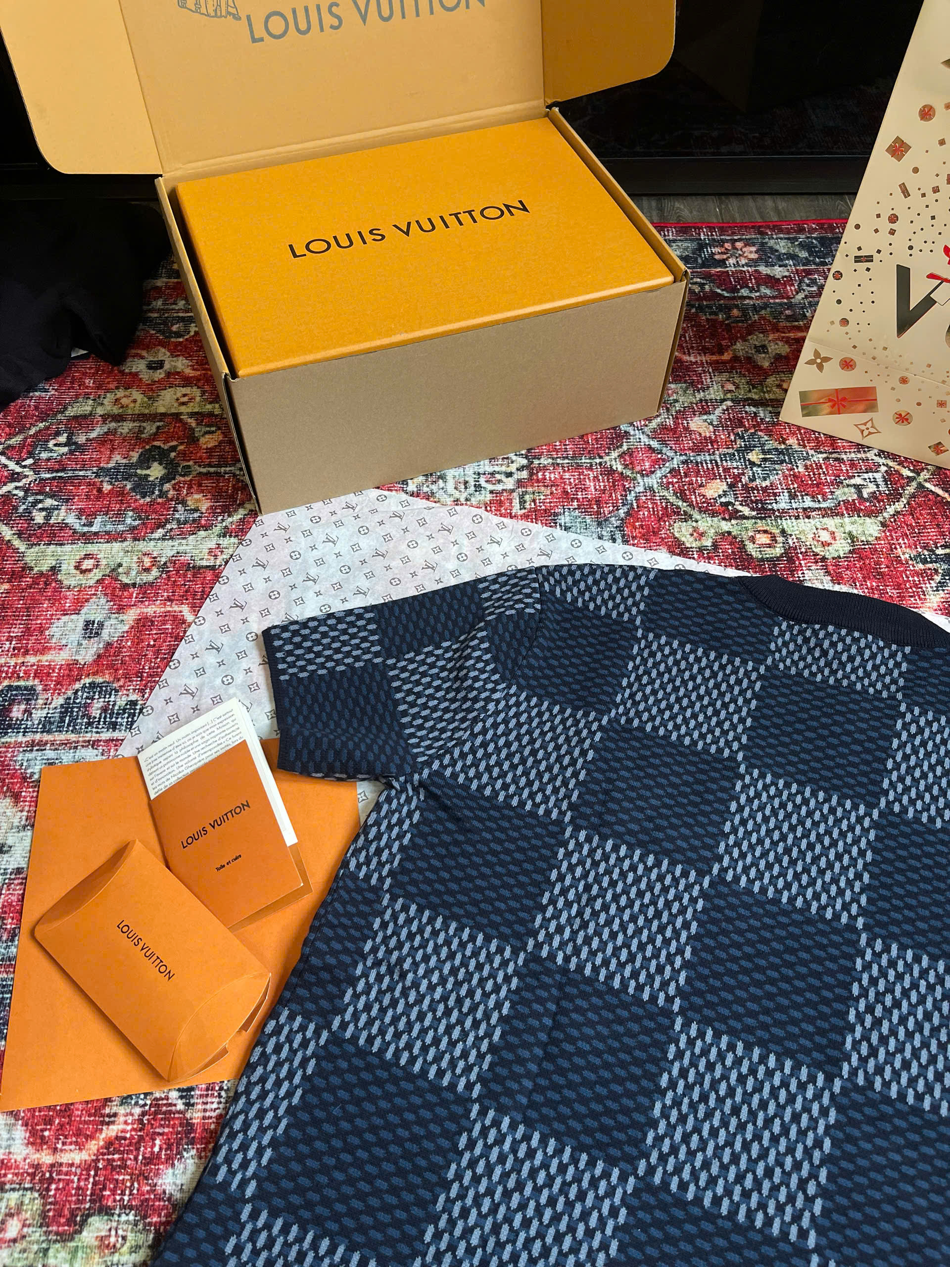Áo phông T-shirt len Louis Vuitton LV Xanh than ô caro logo LV đính đá thêu ngực Like Auth on web NV