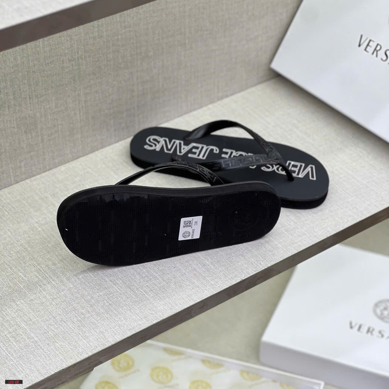Dép tông, xỏ ngón Versace VS Đen logo chữ viền Trắng Like Auth on web fullbox bill thẻ LVQ