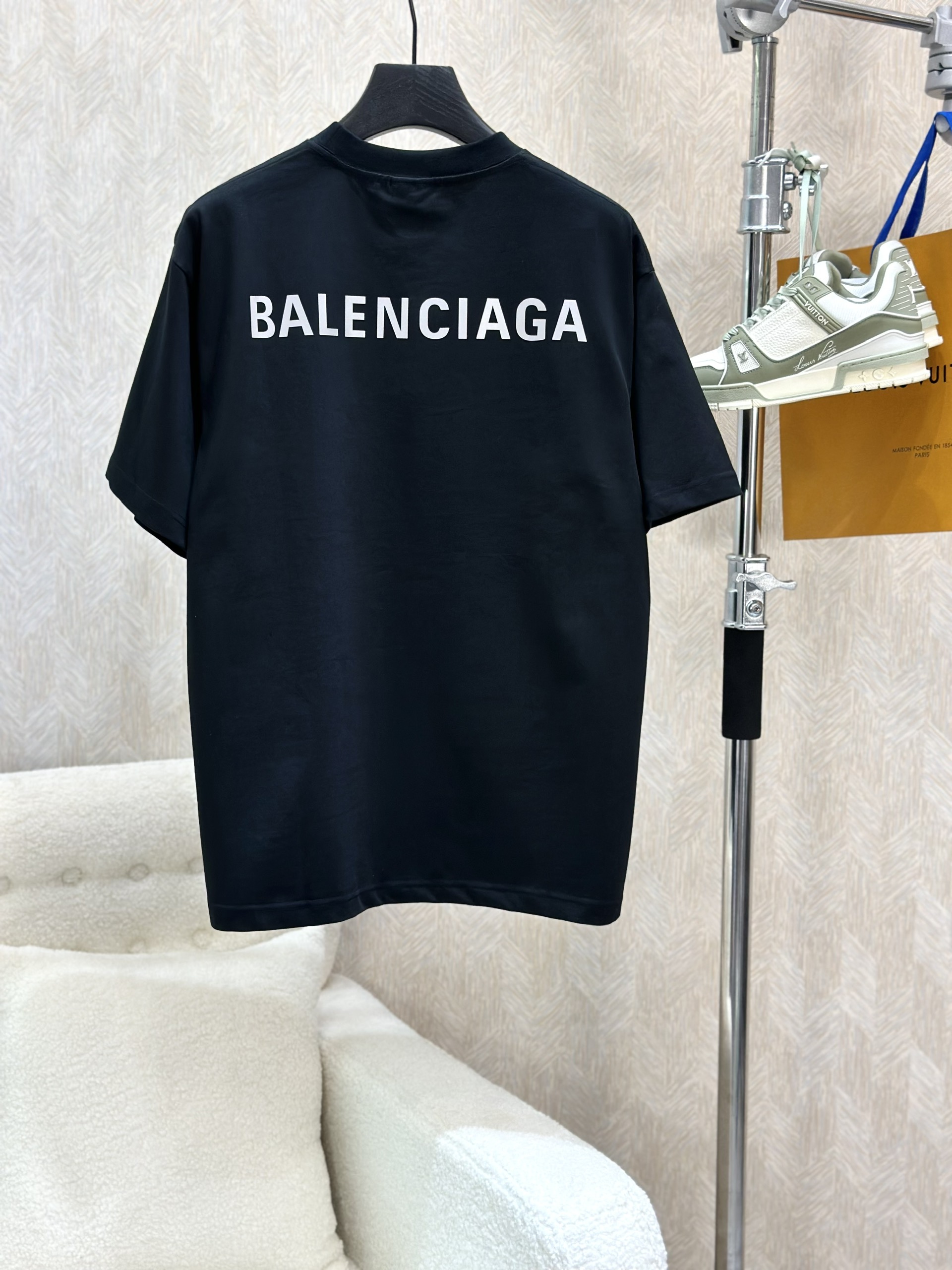 Áo phông T-shirt Balenciaga B Đen logo chữ Trắng Like Auth on web VTN