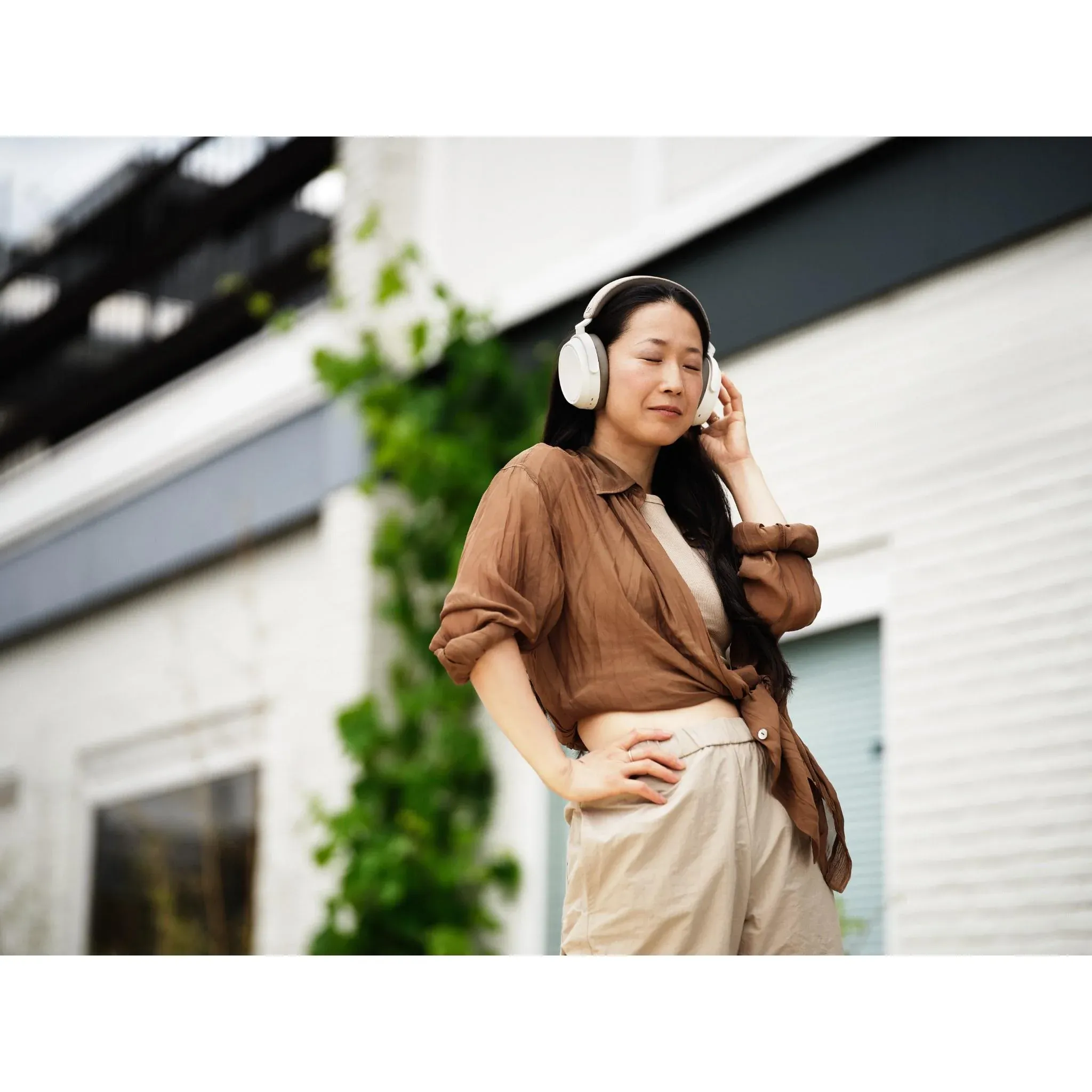 Sennheiser MOMENTUM 4 ANC Wireless Over Ear Headphones White overview 2