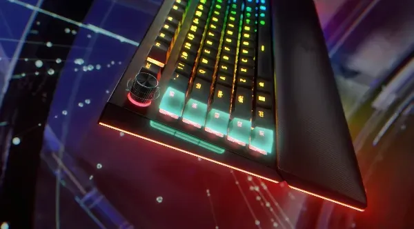 Razer BlackWidow V4 Pro Mechanical Gaming Keyboard Green Switches overview 2