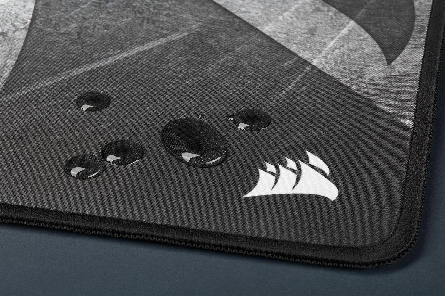 Corsair MM300 PRO Premium Spill-Proof Cloth Gaming Mouse Pad Extended overview 4