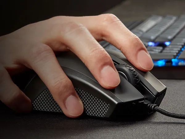 Corsair IRONCLAW RGB Gaming Mouse overview 2