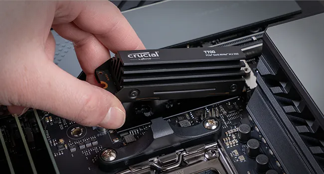 Crucial T700 2TB Gen5 NVMe M.2 SSD with Heatsink overview 4