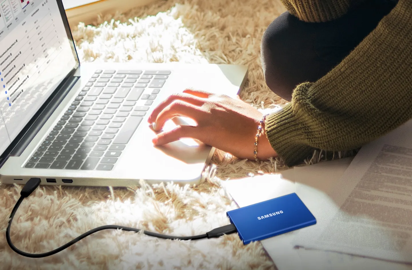 Samsung T7 1TB Portable SSD (Titan Gray) overview 1