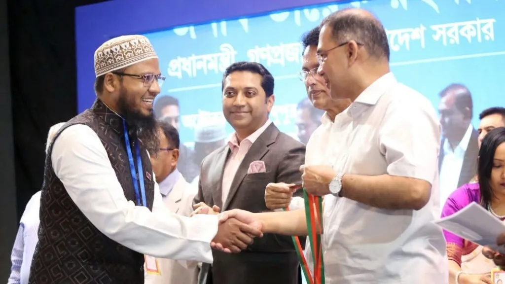 পাবনায় জাতীয় পর্যায়ে 'শ্রেষ্ঠ গুণী শিক্ষক' সম্মাননা প্রদান