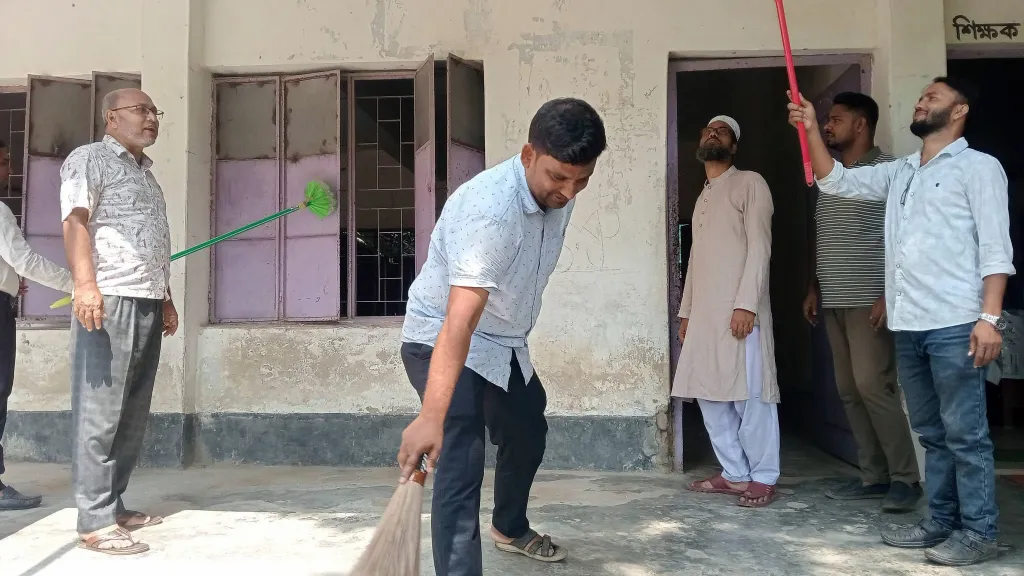 বাসাইলের সুন্না স্কুলে ডেঙ্গু প্রতিরোধ ও পরিচ্ছন্নতা অভিযান