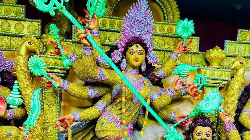কোটালীপাড়ায় ৩১৫ মণ্ডপে দুর্গোৎসবের শেষ মুহূর্তের প্রস্তুতি