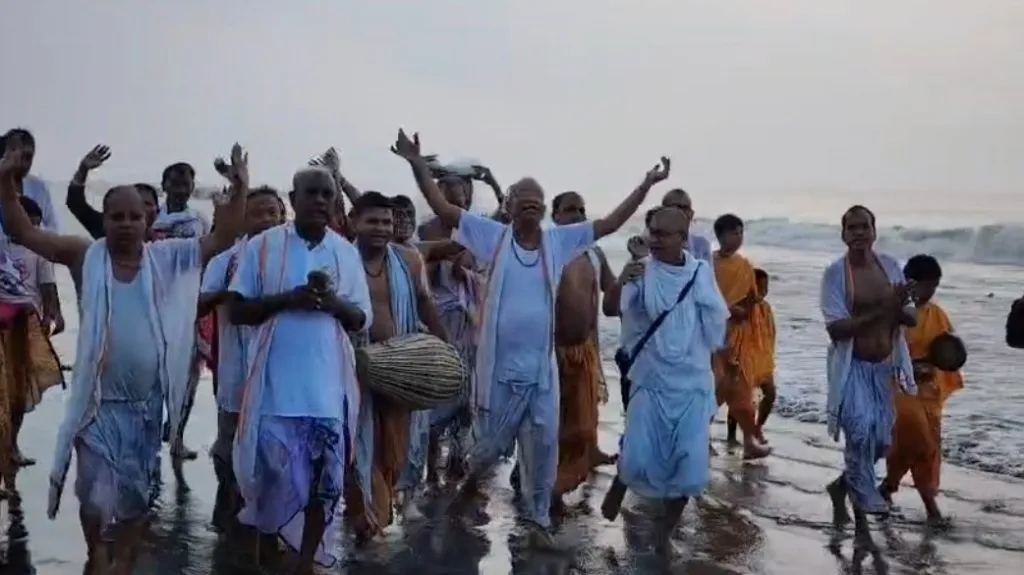 কুয়াকাটায় মহালয়ায় পিতৃতর্পণ, দুর্গাপূজার অপেক্ষায় সনাতন ধর্মাবলম্বীরা