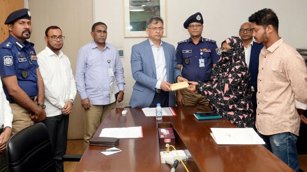 সাভারে এসবির এসআই হত্যায় জড়িতদের দ্রুত গ্রেপ্তারের নির্দেশ স্বরাষ্ট্রমন্ত্রীর