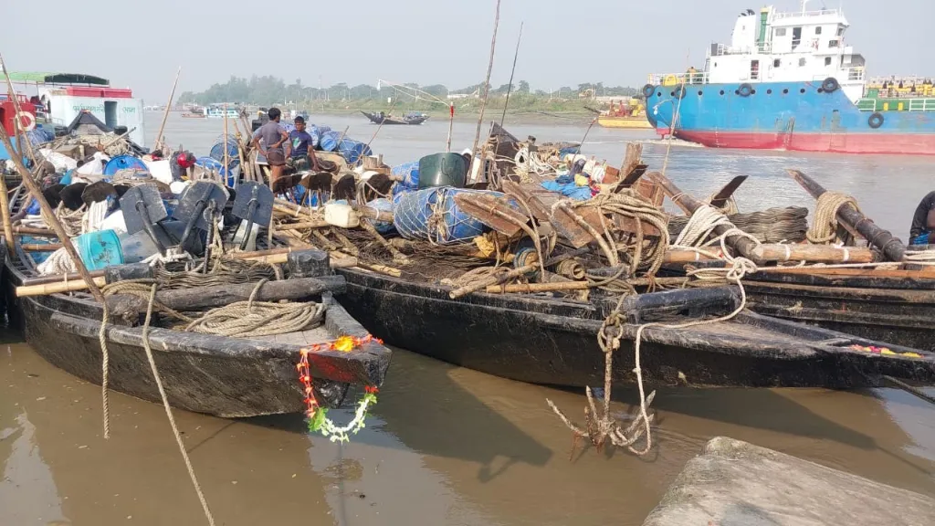 মহাজনের চড়া সুদে ঋণের বোঝা মাথায় নিয়ে সাগরে যাচ্ছেন জেলেরা