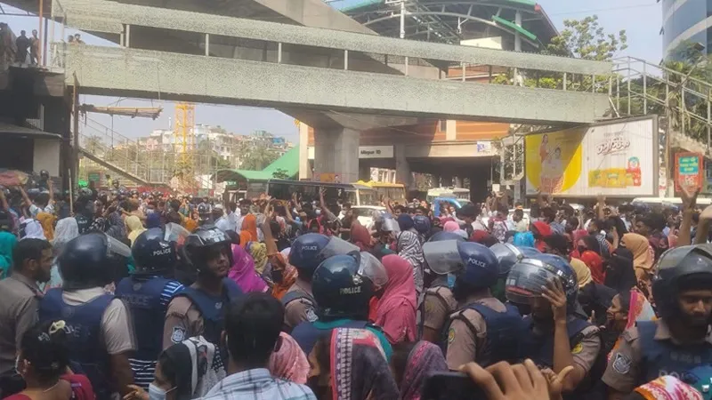 মিরপুর-১০ নম্বরে গার্মেন্টস শ্রমিকদের সড়ক অবরোধ