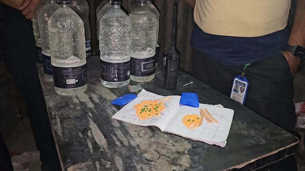 টাঙ্গাইলে ৩৮০ পিস ইয়াবা ও ২০ লিটার চোলাই মদ জব্দ