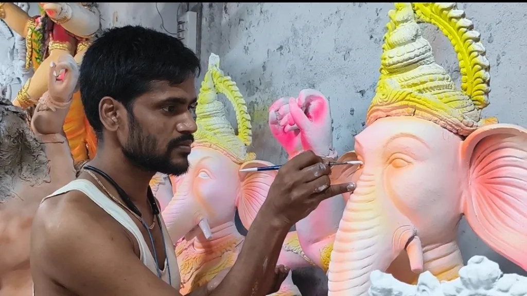 ৩৬১ মণ্ডপে দুর্গাপূজার প্রস্তুতি, দিন-রাত প্রতিমা তৈরিতে ব্যস্ত শিল্পীরা