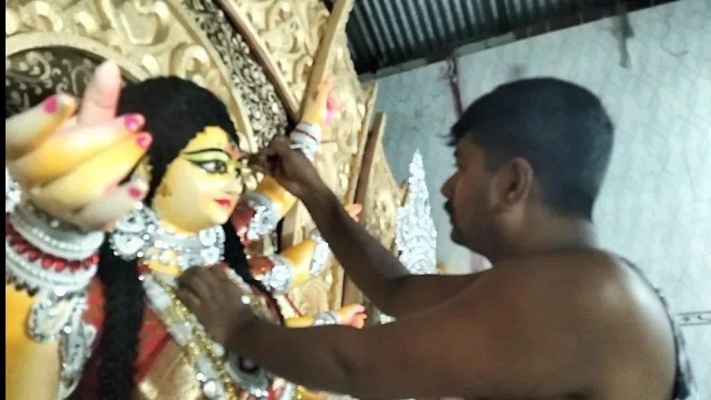 কলাপাড়ায় ১৭ টি পূজা মন্ডপে প্রতিমা তৈরীর কাজ শেষ প্রান্তে