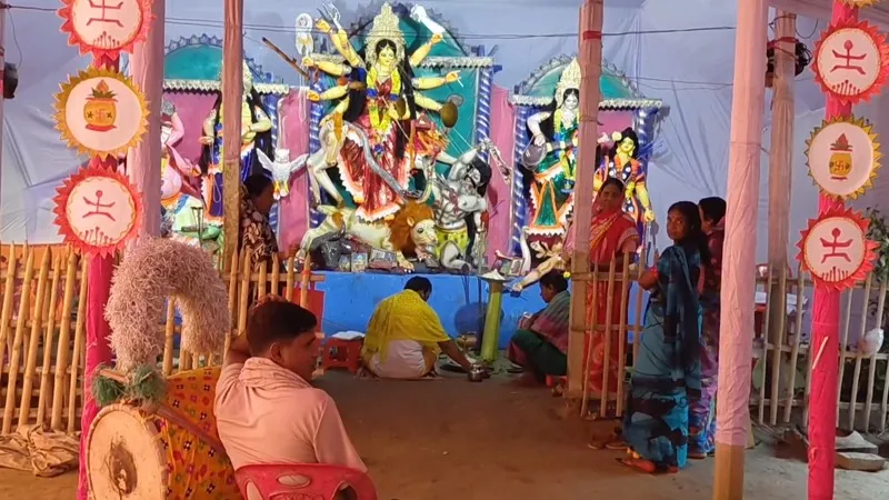 আজ বিজয়া দশমী, মণ্ডপে মণ্ডপে বিদায়ের সুর
