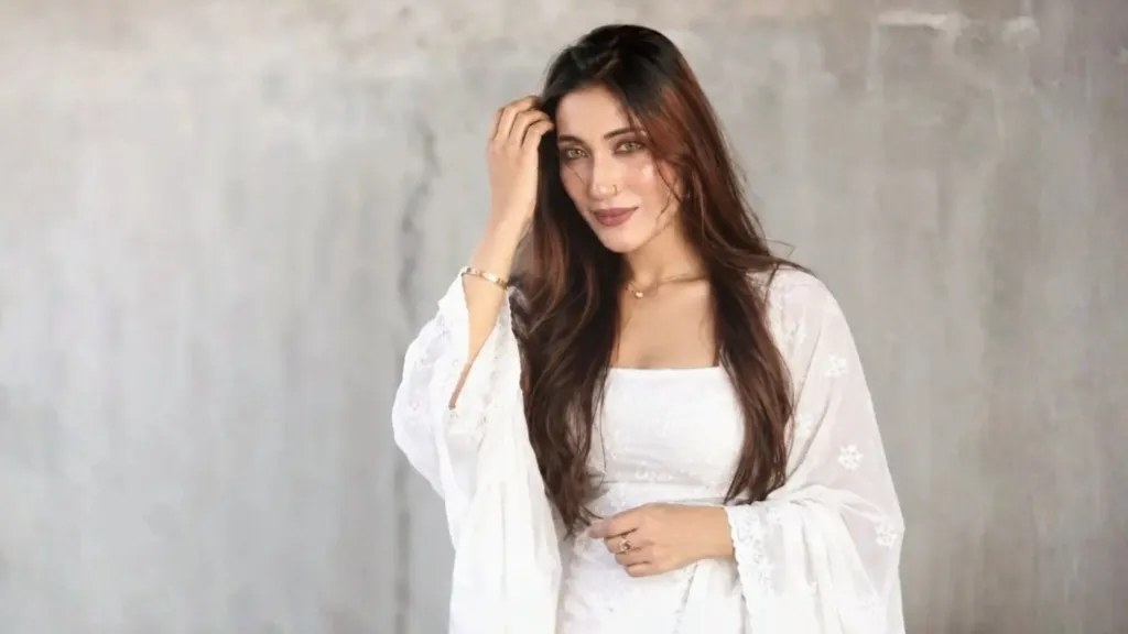 আত্মবিশ্বাসে অভিনয়ের পথে রশ্নি আয়াত