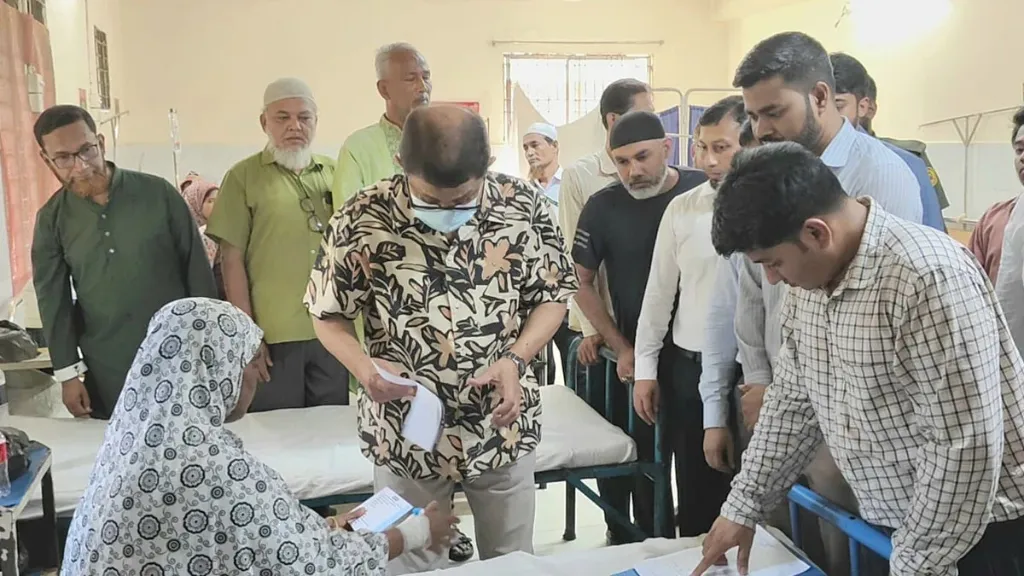 হঠাৎ উপজেলা স্বাস্থ্য কমপ্লেক্সে মন্ত্রী, পাঁচ চিকিৎসকের বিরুদ্ধে ব্যবস্থার নির্দেশ