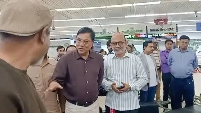 হঠাৎ শাহজালাল বিমানবন্দর পরিদর্শনে বিমানমন্ত্রী, ট্রলি বাড়ানোর নির্দেশ