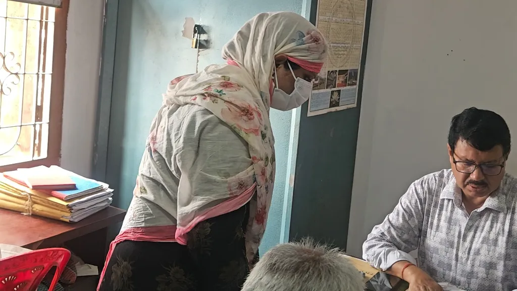 সাধারণ সেবাগ্রহীতার বেশে ভূমি অফিসে ডিসি ফরিদা