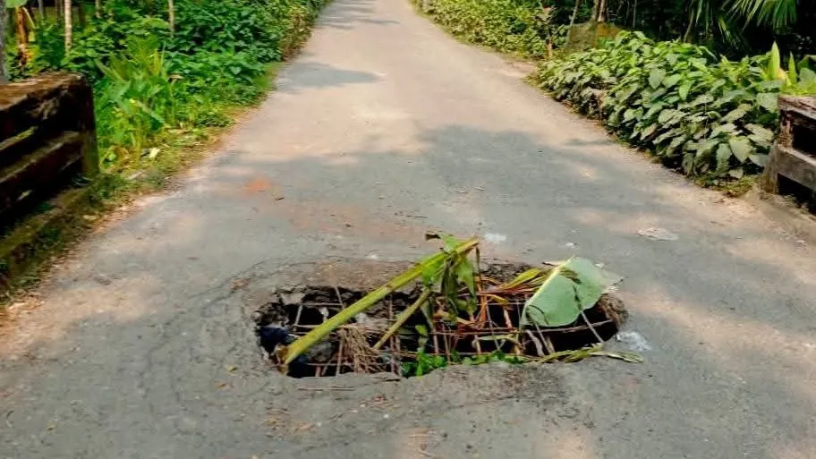 রাজাপুরে চরম ঝুঁকি নিয়ে পারাপার