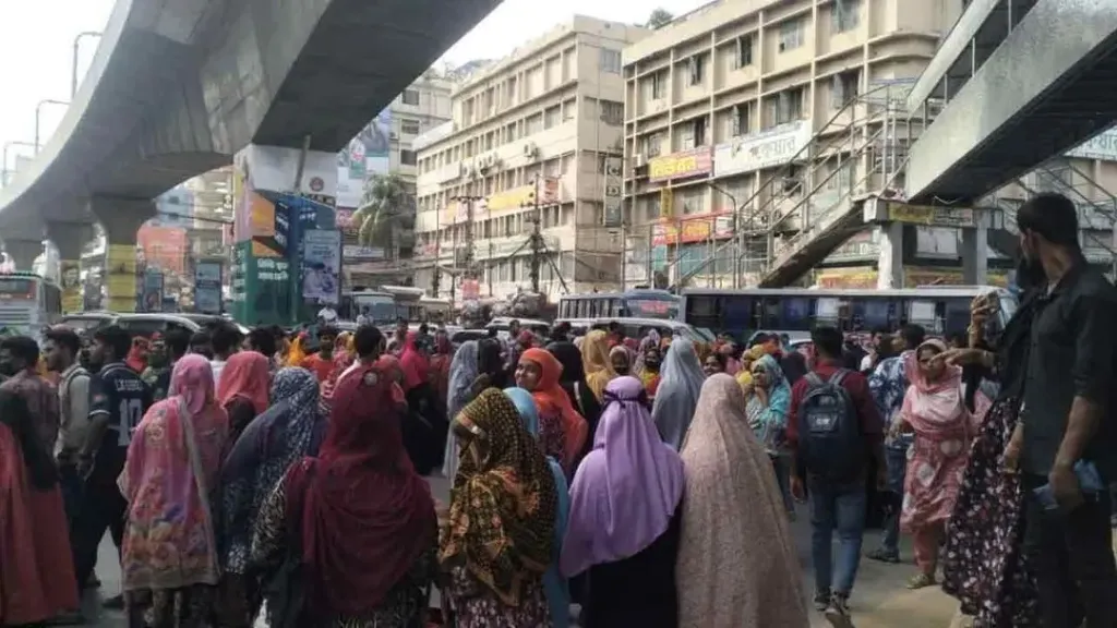 মিরপুরে সড়ক অবরোধ করেছেন পোশাক শ্রমিকরা, যান চলাচল ব্যাহত