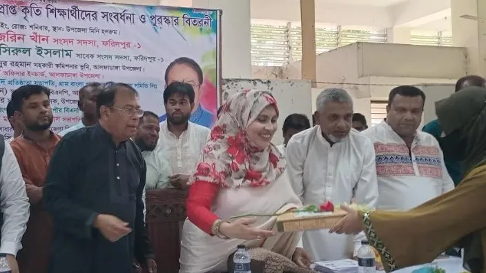 ফরিদপুরে কৃতি শিক্ষার্থীদের বিএনপির সংবর্ধনা