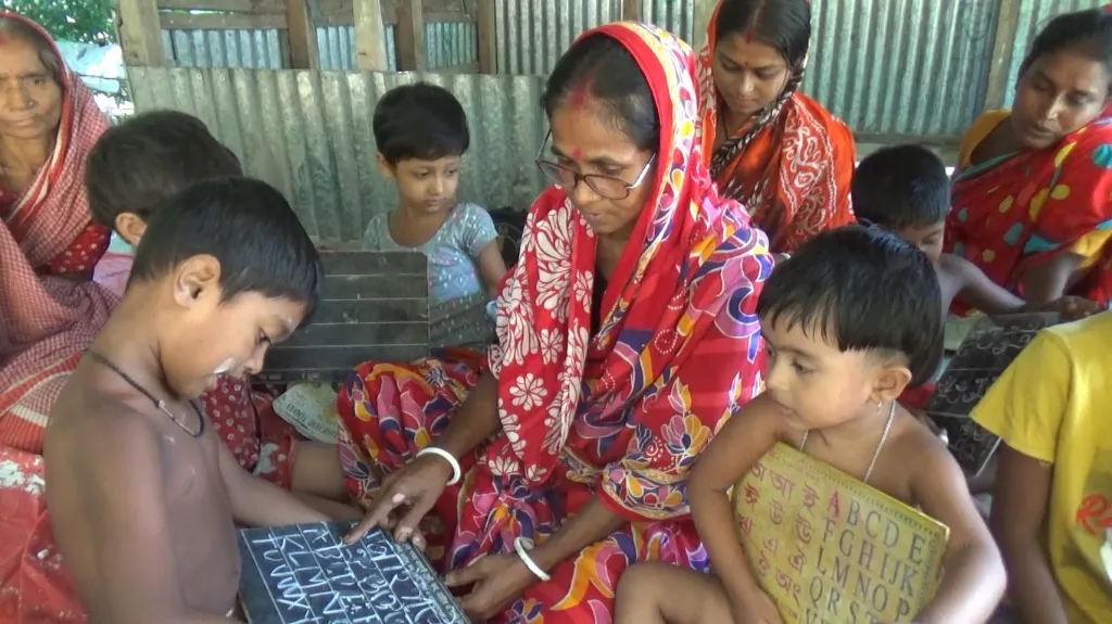 অস্বচ্ছলতার সংসার থেকে পাঠশালা, ৩৭ বছর ধরে শিশুদের পড়াচ্ছেন নমিতা
