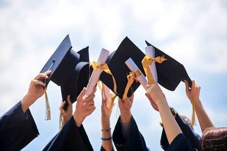 Undangan Digital Wisuda : Solusi Praktis untuk Generasi Milenial