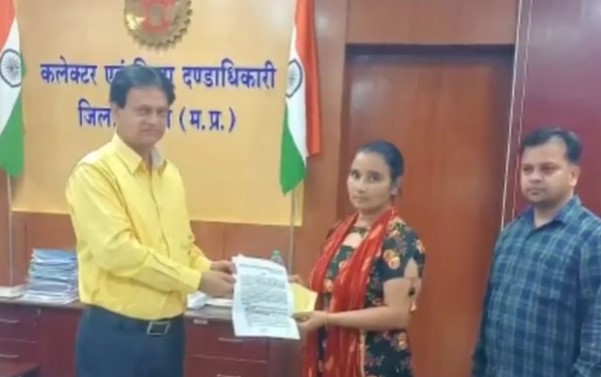 पन्ना कलेक्टर के प्रयास से मिली अनुकंपा नियुक्ति, सहायक राजस्व निरीक्षक पद पर नियुक्ति पत्र सौंपा
