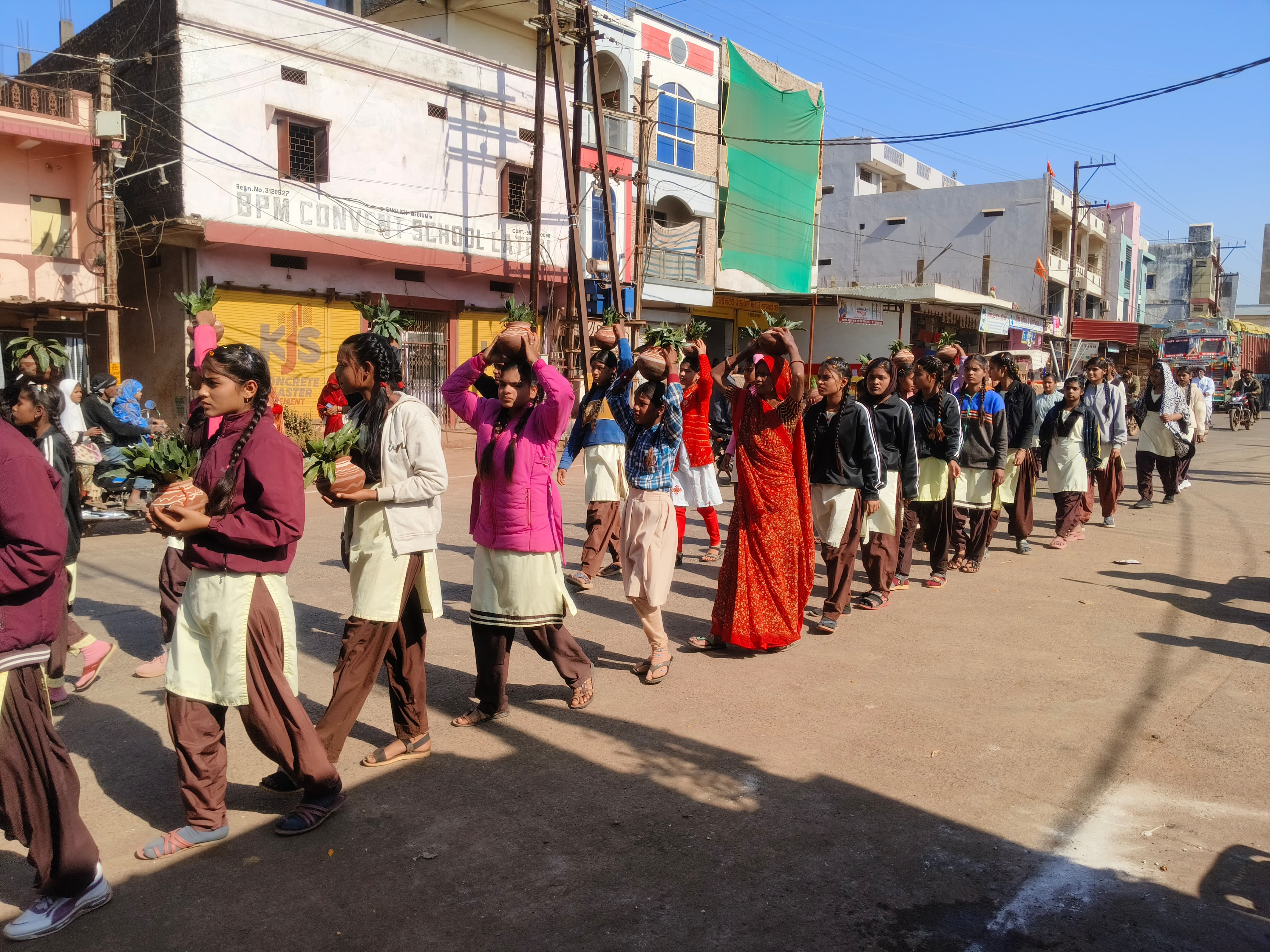 लटेरी में निकली कलश यात्रा, गुलाब वाटिका मे भागवत कथा की शुरूआत