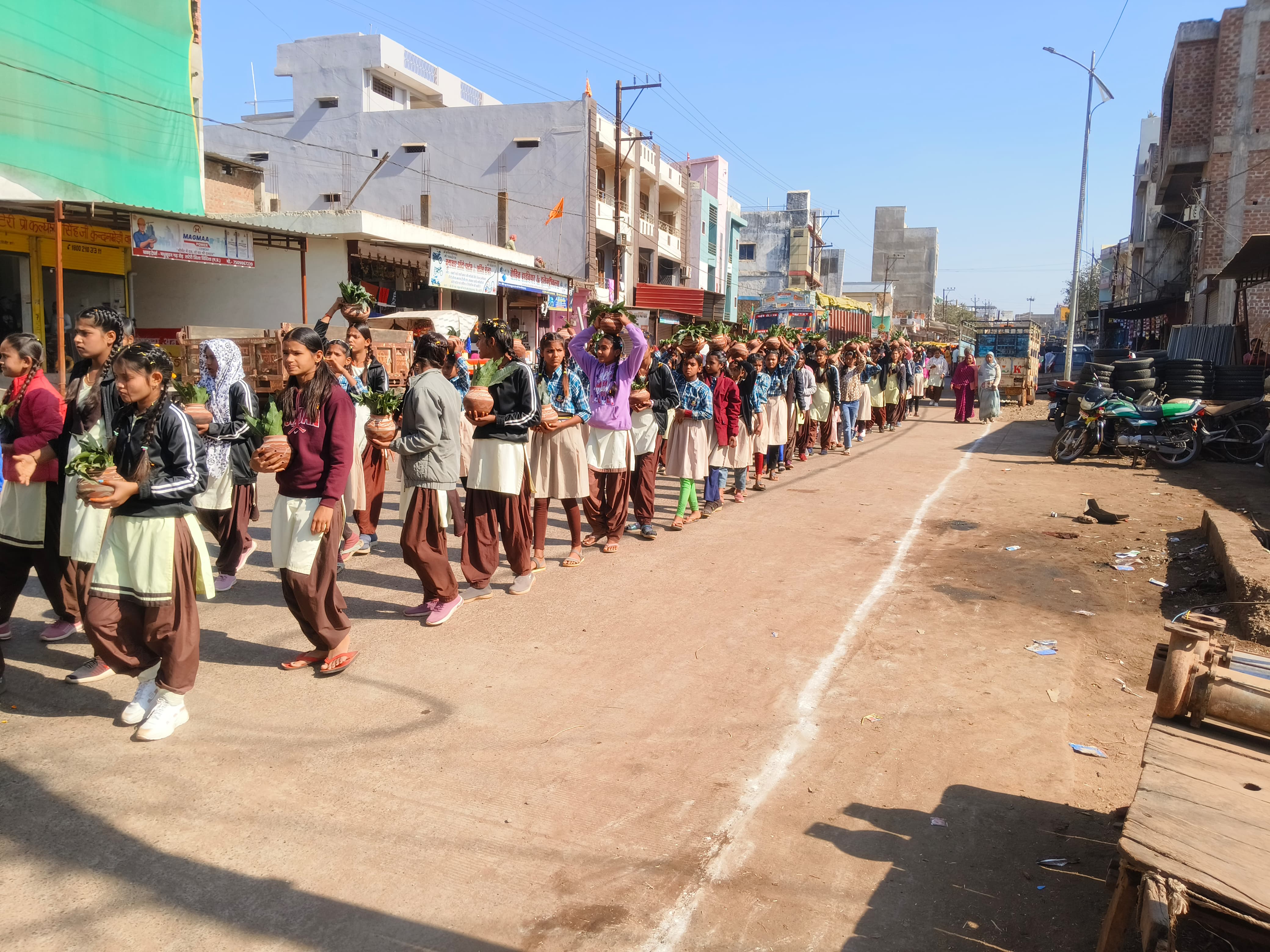 लटेरी में निकली कलश यात्रा, गुलाब वाटिका मे भागवत कथा की शुरूआत