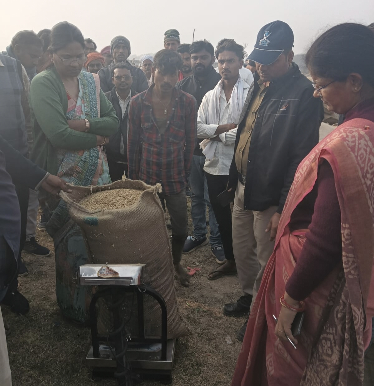 त्योंथर: सीईओ जिला पंचायत ने 5 खरीदी केन्द्रों का किया निरीक्षण