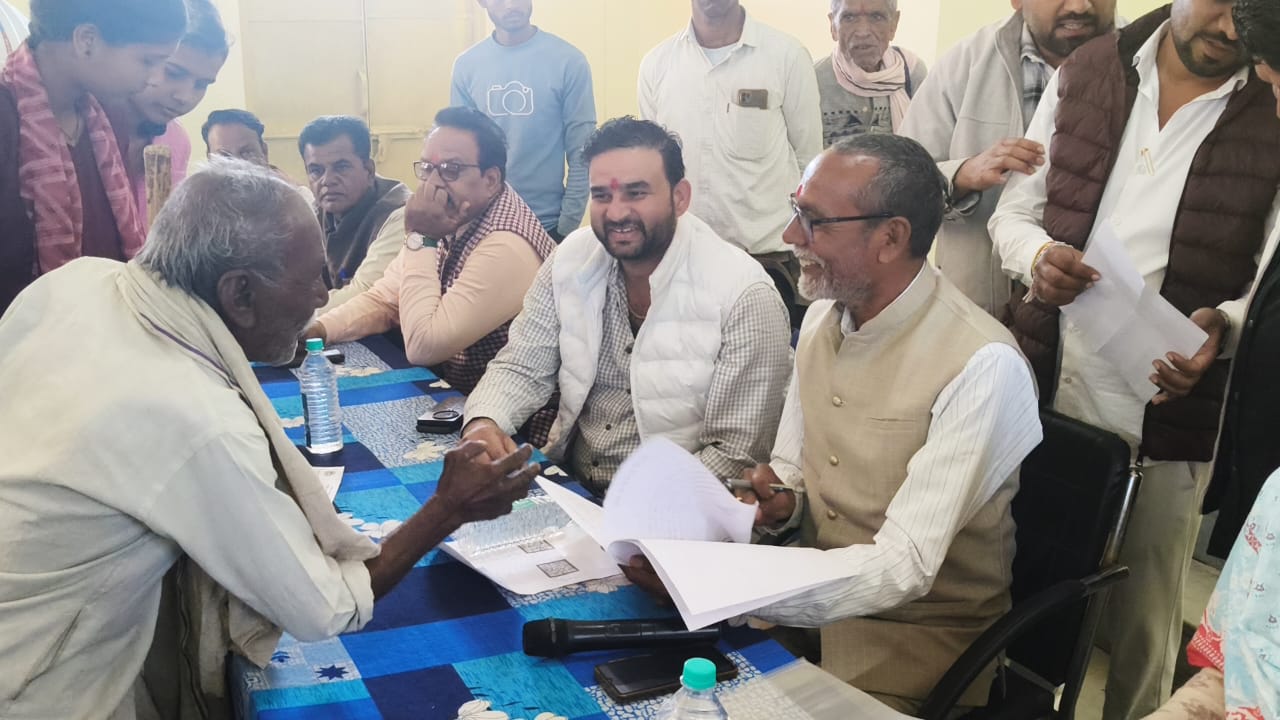 गुलाबगंज में विधायक मुकेश टंडन ने जनसुनवाई,  मुकेश टंडन ने ग्रामीणों सुनी समस्याएं