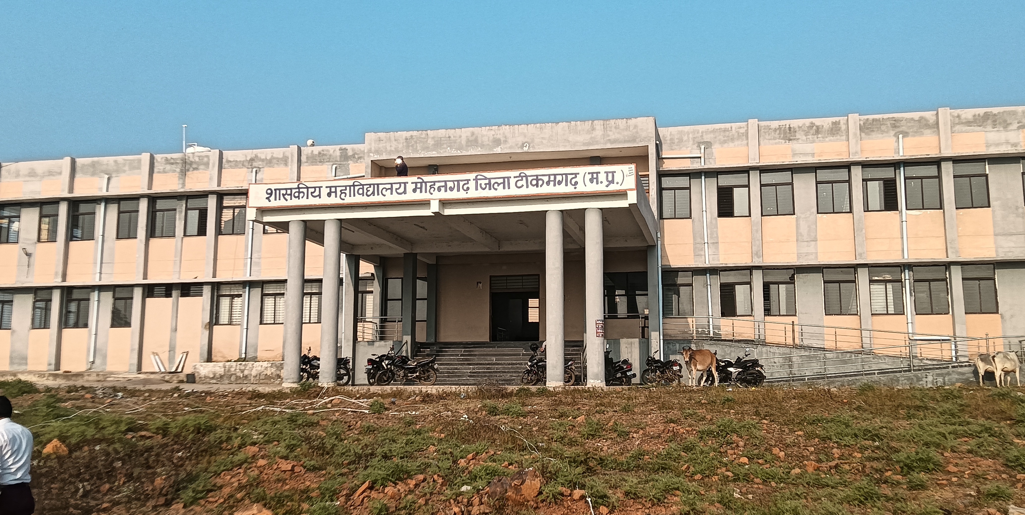 STATE NEWS.AI SPECIAL मोहनगढ़: पानी की बूंद बूंद के लिए तरस रहे शासकीय महाविद्यालय छात्र,  1 किलोमीटर दूर बस स्टैंड जाकर पी रहे है पानी posted by Rakesh Ahirwar from Tikamgarh