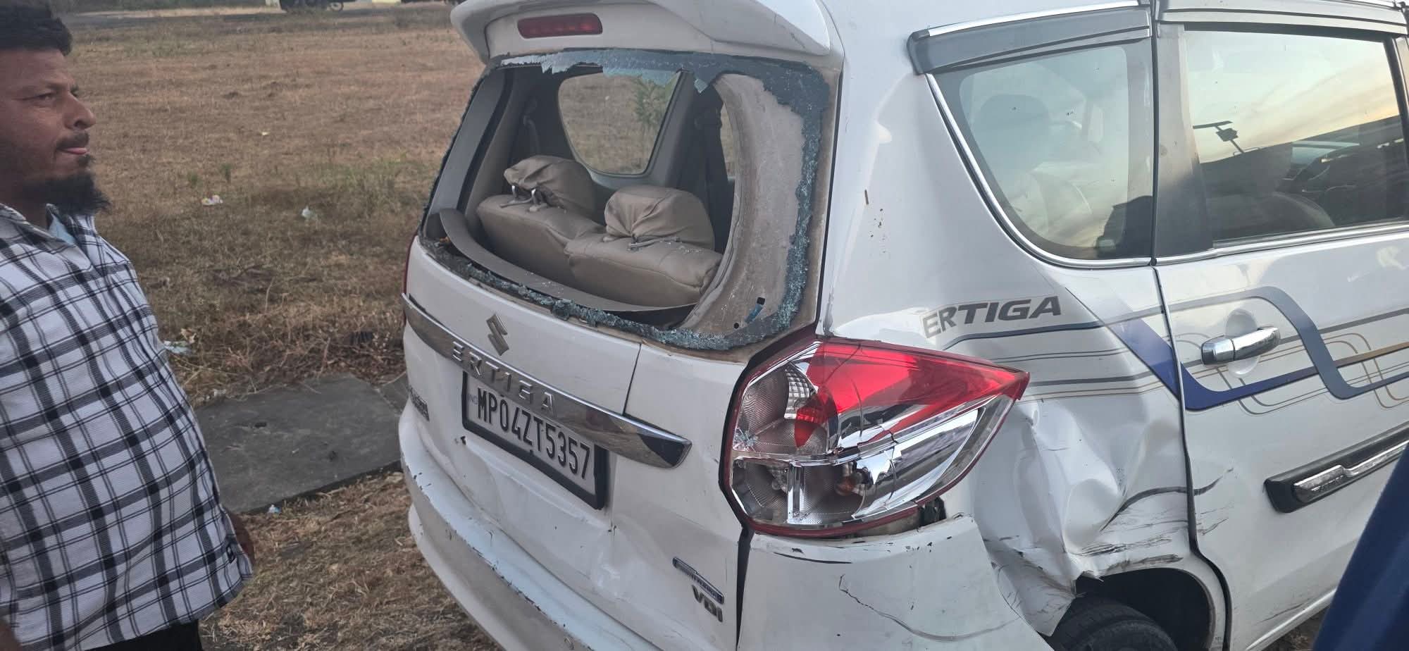 नेशनल हाईवे-47 पर भीषण सड़क हादसा: मदद करते लोग बाल-बाल बचे, सात घायल